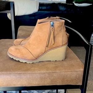 Toms Women’s sueded Wedge Bootie